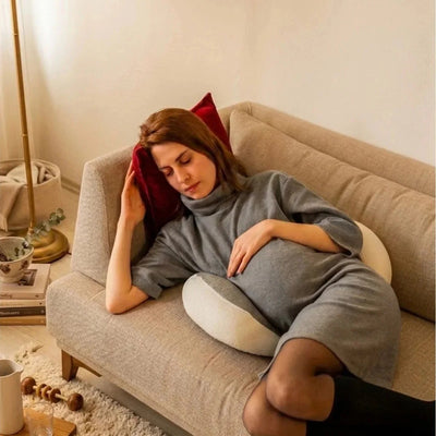 Koltukta hamile yastığıyla dinlenen anne adayı