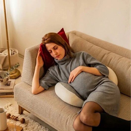 Koltukta hamile yastığıyla dinlenen anne adayı